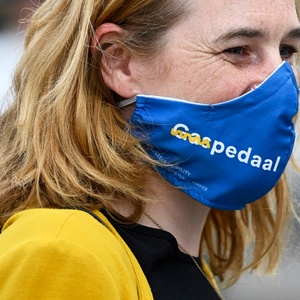 Elke Van den Brandt (Groen), minister van de Brusselse Hoofdstedelijke Regering, belast met Mobiliteit, Openbare Werken en Verkeersveiligheid gaspedaal mondmasker